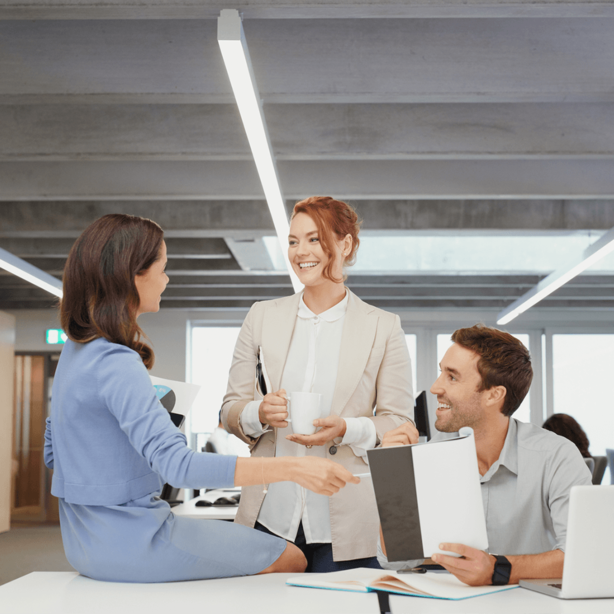 3 personnes souriantes illustrant l’accompagnement informatique pour les professionnels